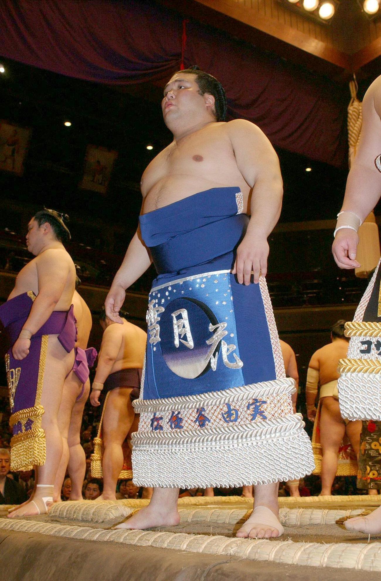 松任谷由実から贈呈された化粧回しで土俵入りする栃東（2003年1月14日撮影）
