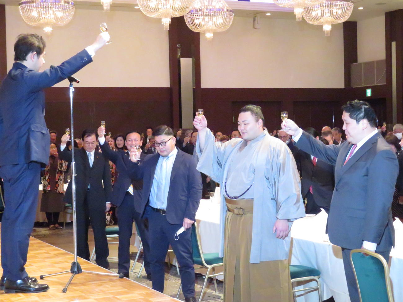3年ぶりに富山県内で開催された後援会パーティー「新年激励会」に出席し、乾杯する朝乃山（手前右から2人目）。手前右端は高砂親方、同右から3人目は若松親方