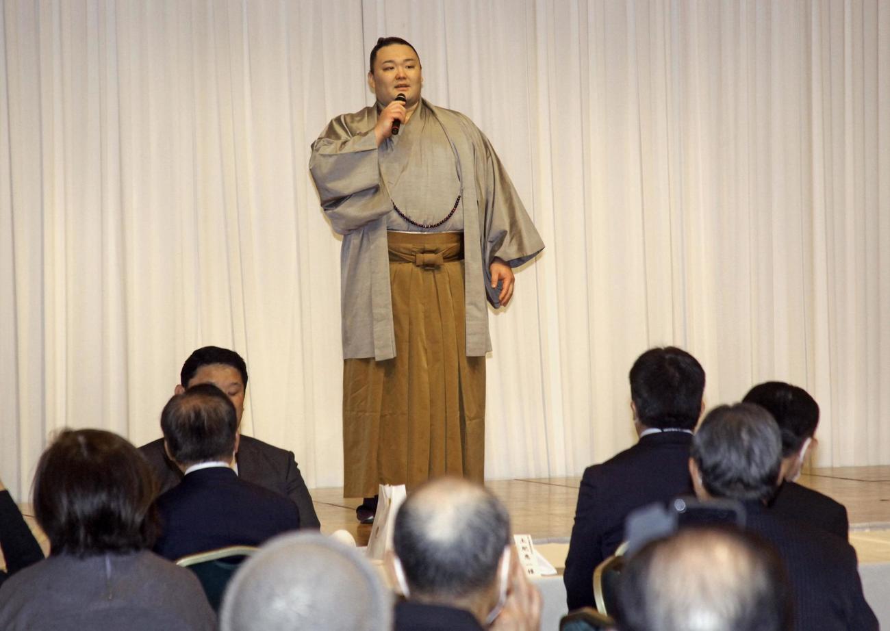 富山での新年激励会であいさつする朝乃山（共同）
