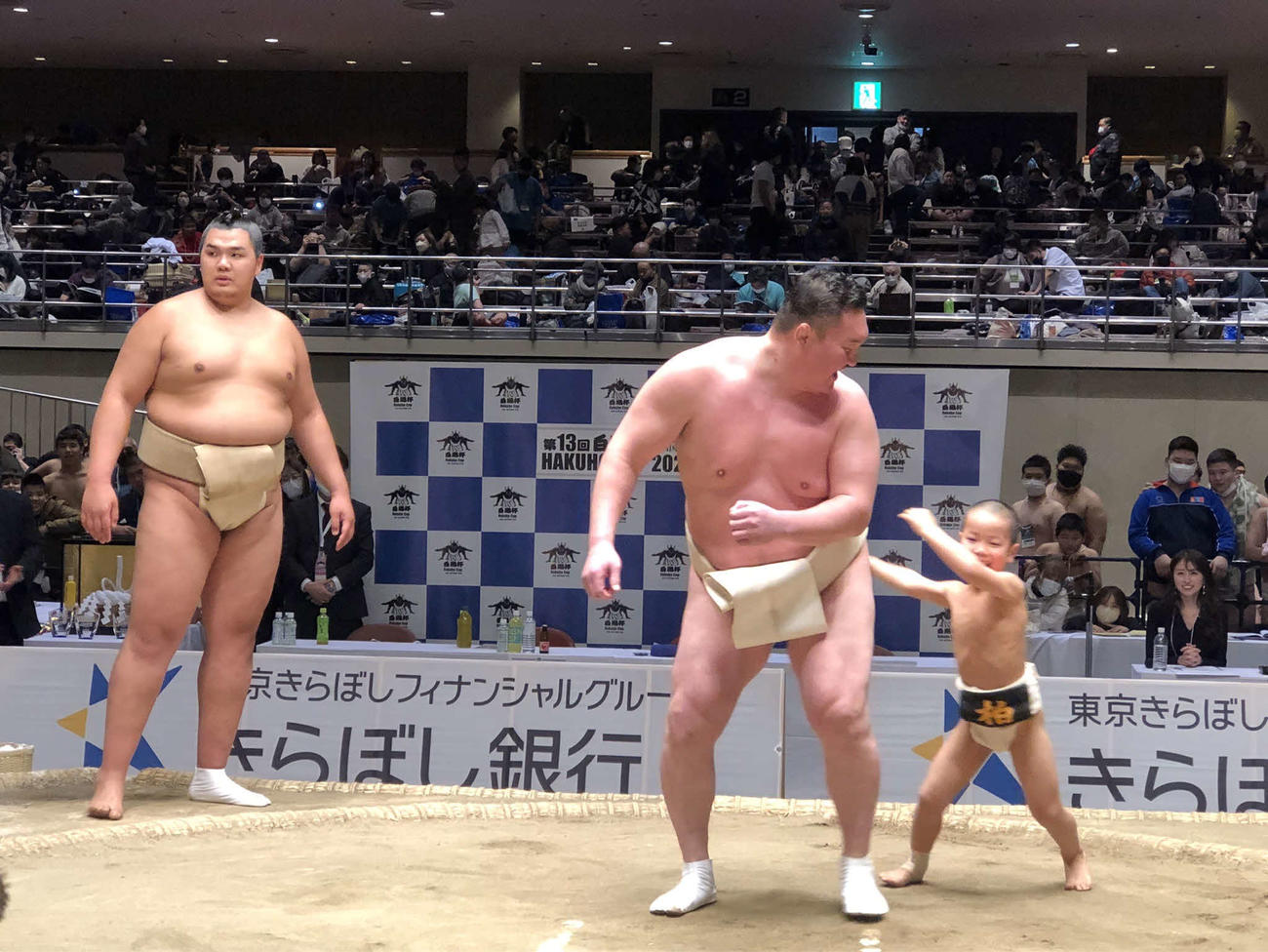 幼児に稽古をつける宮城野親方（中央）（撮影・平山連）