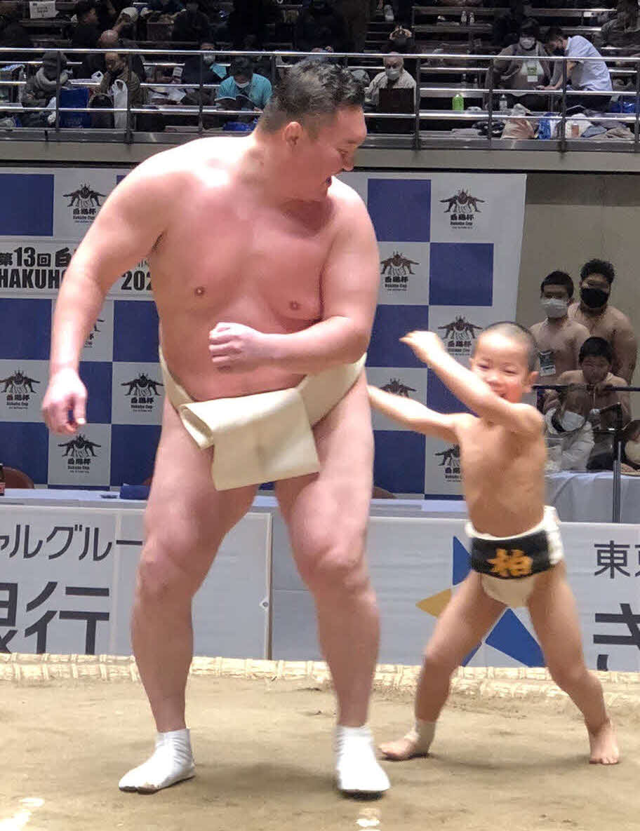 幼児に稽古をつける宮城野親方（撮影・平山連）