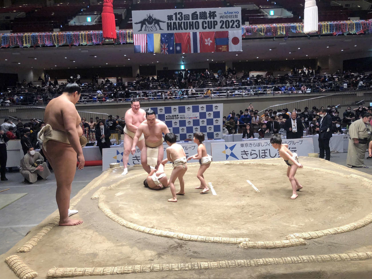 白鵬杯で行われた相撲教室。宮城野親方、北青鵬、炎鵬がまわし姿で稽古をつけた（撮影・平山連）