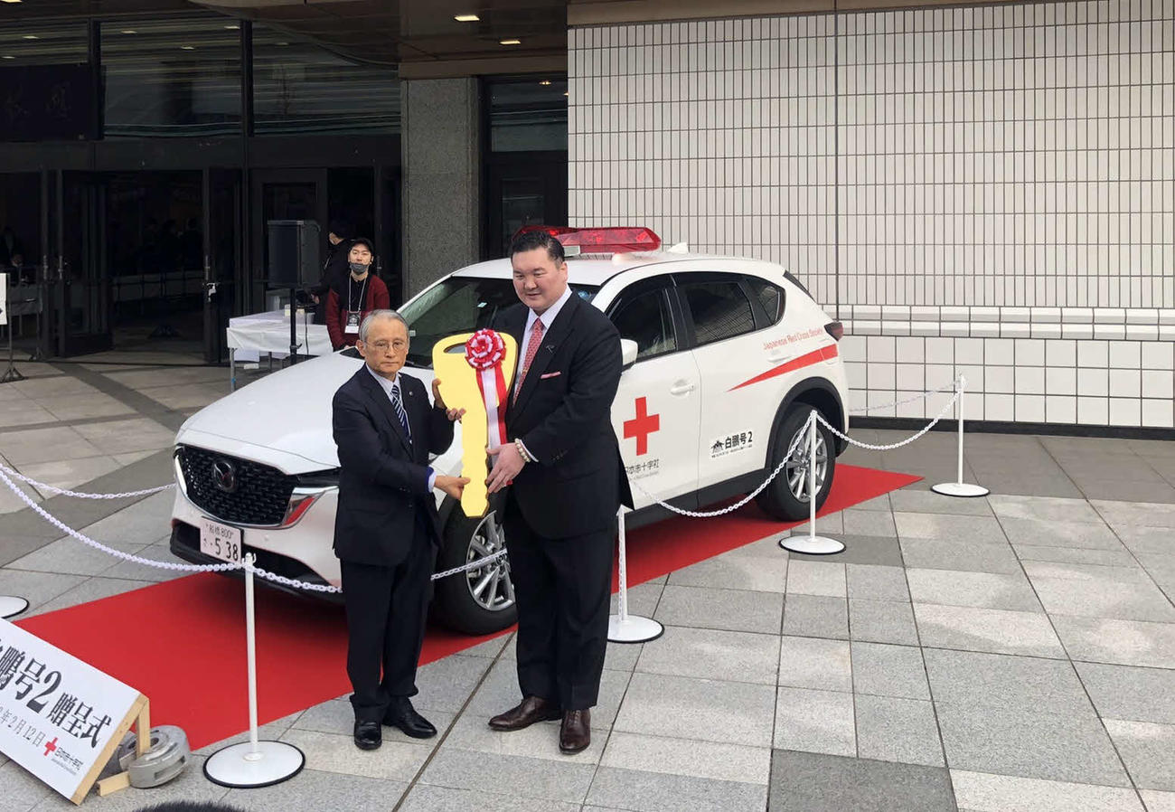 献血運搬車を日本赤十字社に贈る宮城野親方（撮影・平山連）