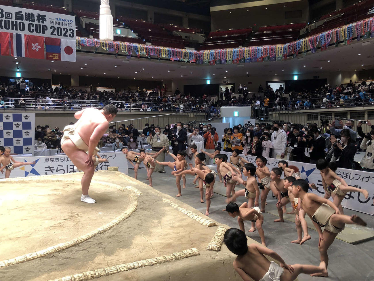 幼児対象の相撲教室で参加した子どもたちと一緒に四股を踏む宮城野親方（撮影・平山連）