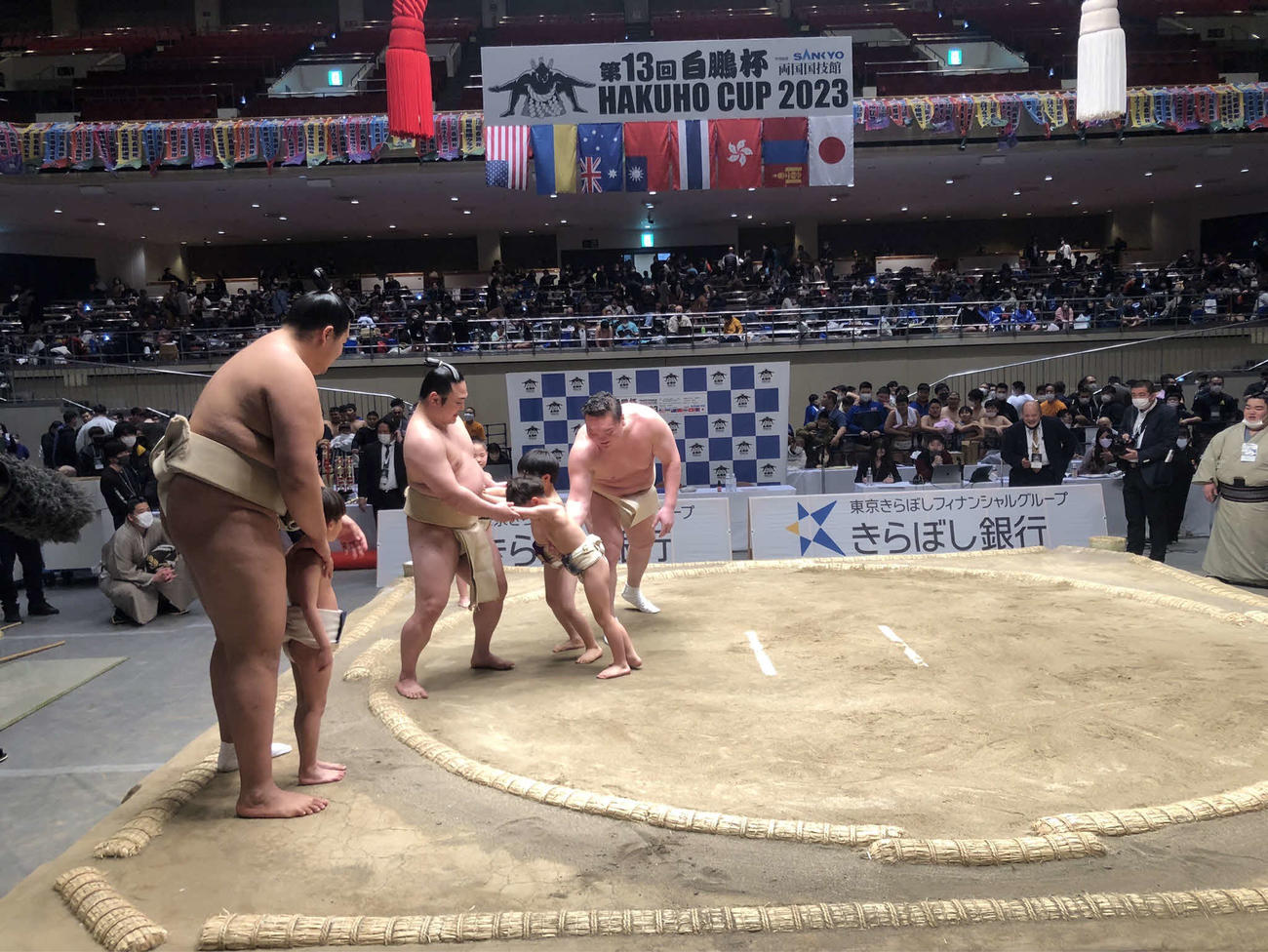 白鵬杯で行われた相撲教室。宮城野親方、北青鵬、炎鵬がまわし姿で稽古をつけた（撮影・平山連）