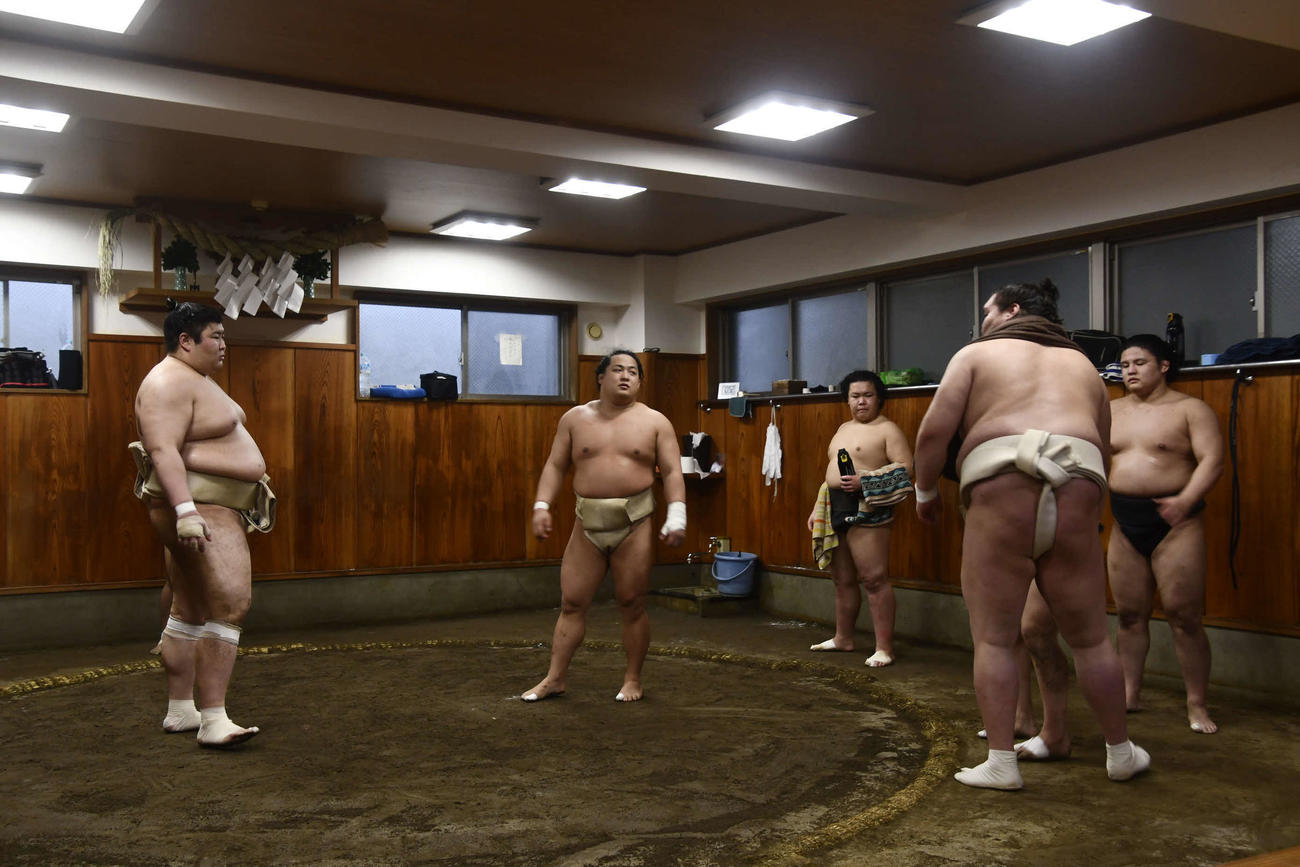 熱海富士と翠富士の相撲を見て、助言を送る照ノ富士（撮影・平山連）