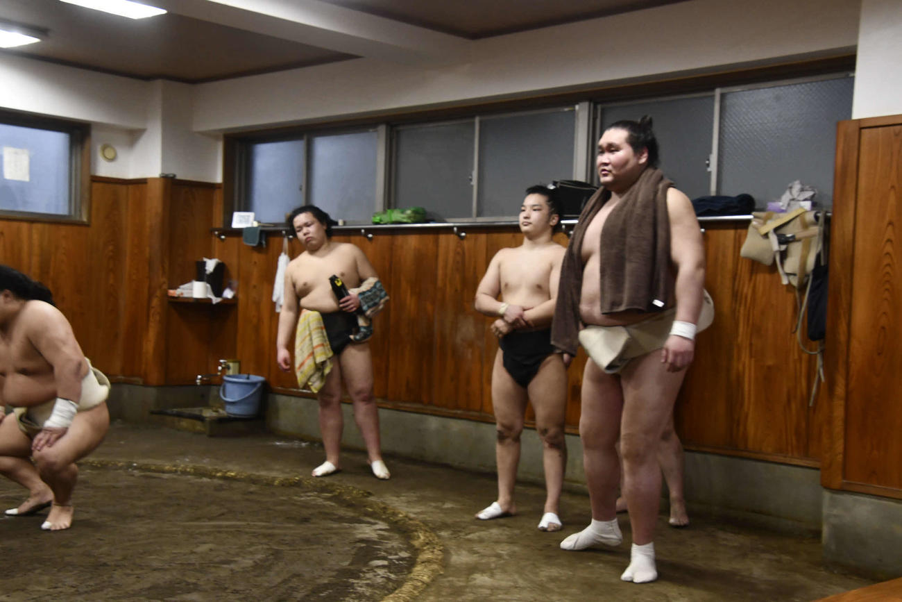 朝稽古に参加した照ノ富士（撮影・平山連）