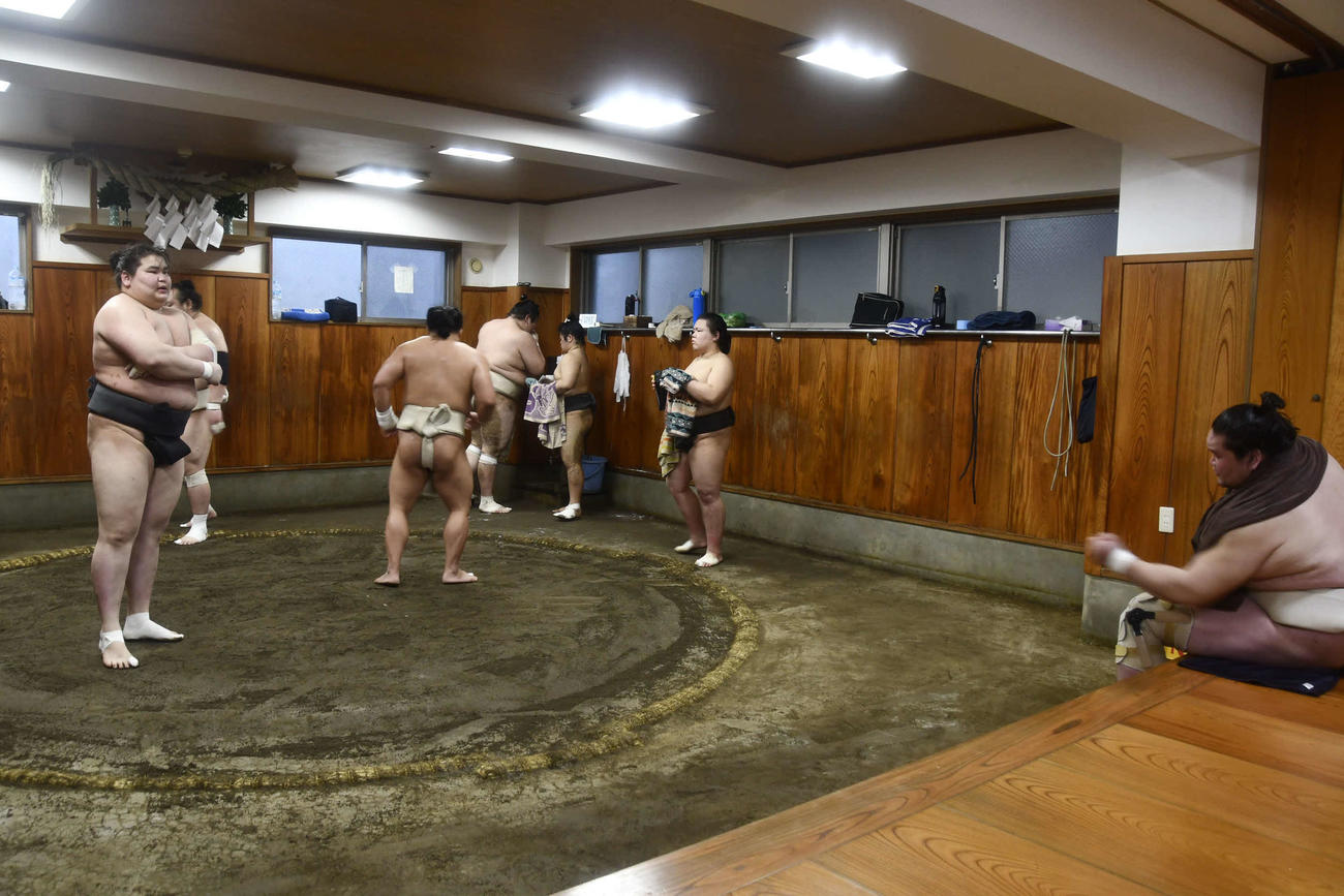 若い衆に助言する照ノ富士（撮影・平山連）