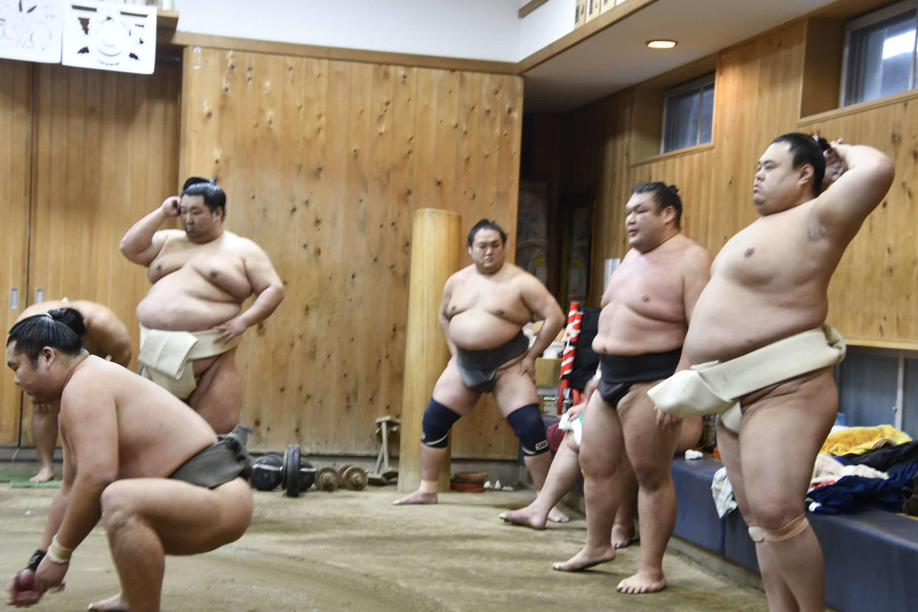 若い衆の稽古を見つめる英乃海（右）（撮影・平山連）