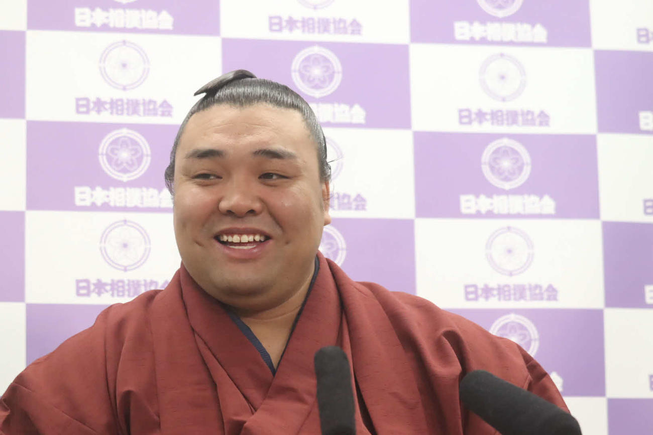 春場所への意気込みを語る新関脇の霧馬山（日本相撲協会提供）