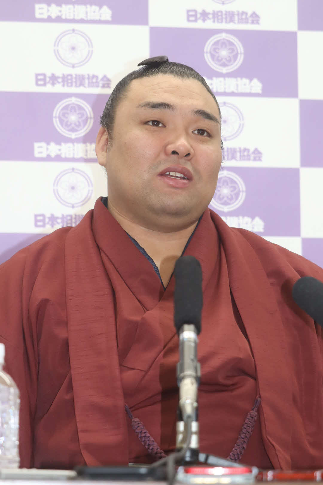 春場所への意気込みを語る新関脇の霧馬山（日本相撲協会提供）