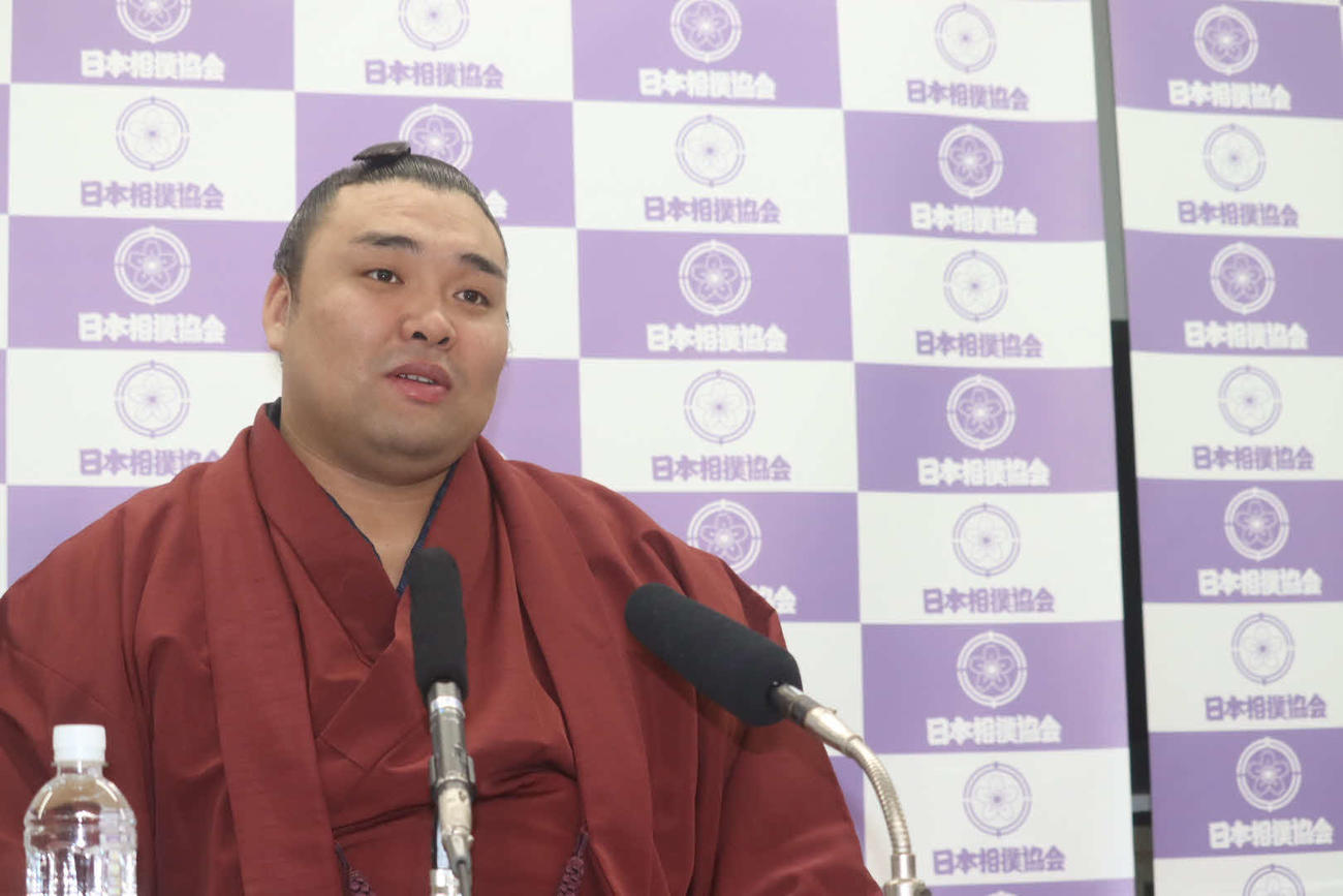 春場所への意気込みを語る新関脇の霧馬山（日本相撲協会提供）