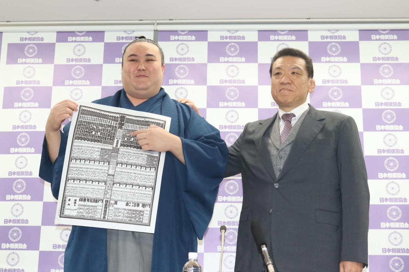 春場所で新入幕の金峰山（左）と師匠の木瀬親方（日本相撲協会提供）