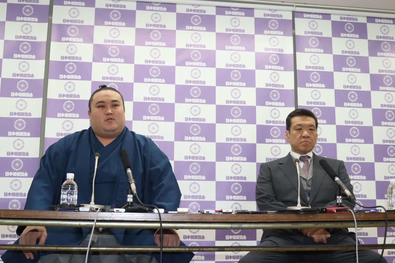 春場所で新入幕の金峰山（左）と師匠の木瀬親方（日本相撲協会提供）