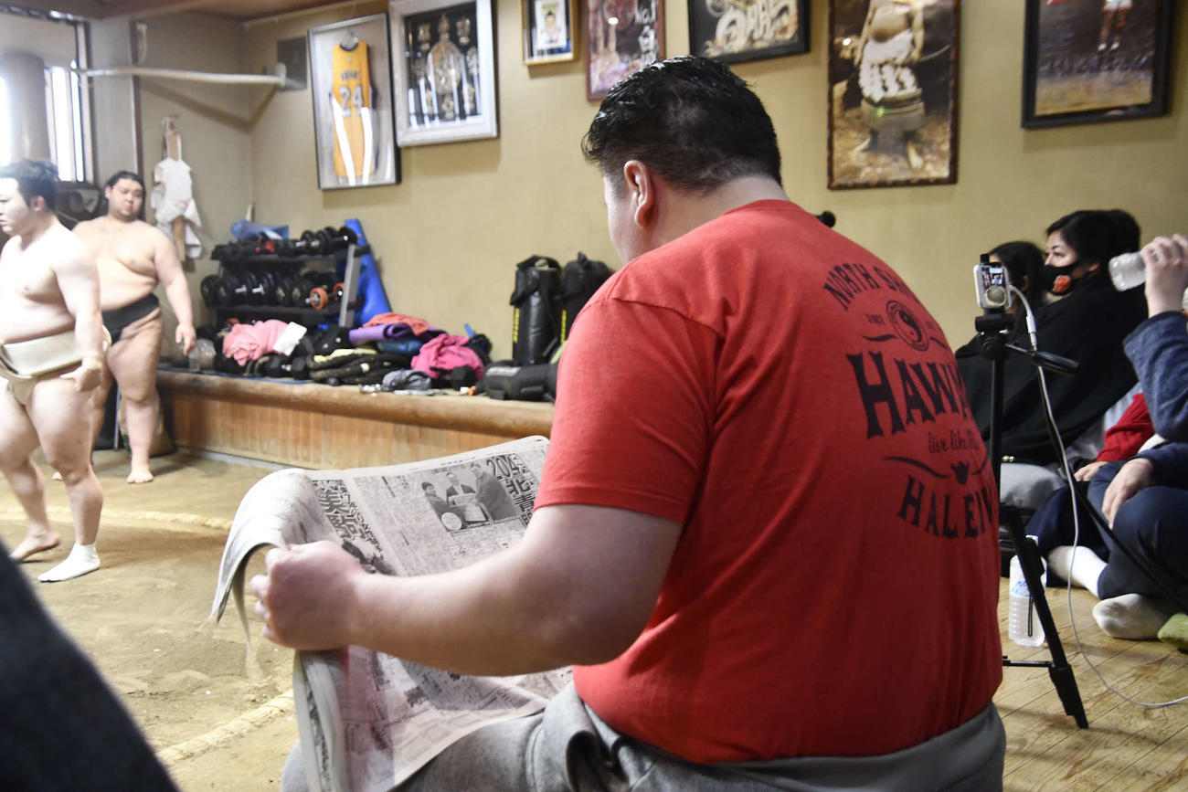 新入幕を果たした北青鵬を取り上げた日刊スポーツの記事を読む宮城野親方（撮影・平山連）