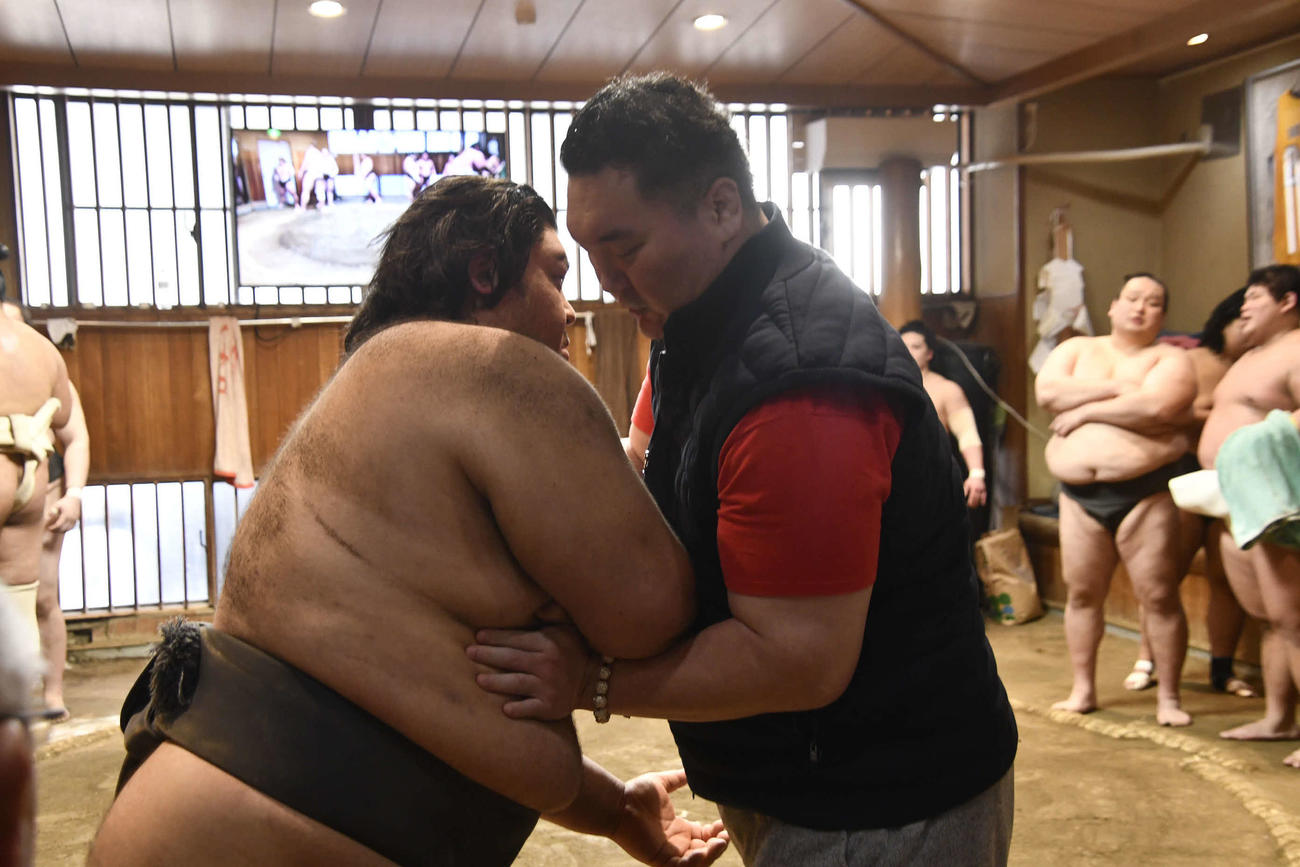 大谷を指導する宮城野親方（撮影・平山連）