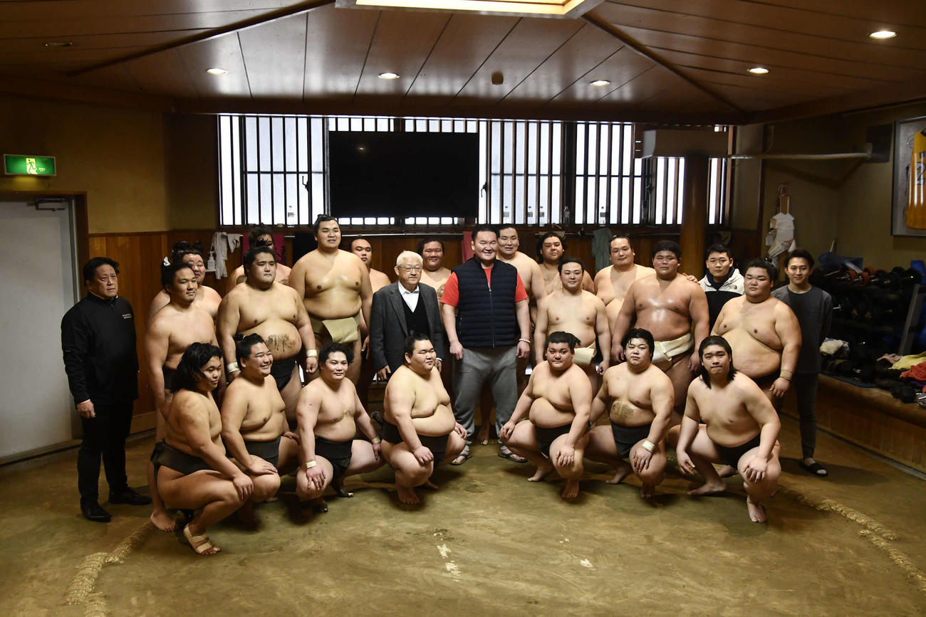稽古後に集合写真を撮る宮城野部屋一同（撮影・平山連）
