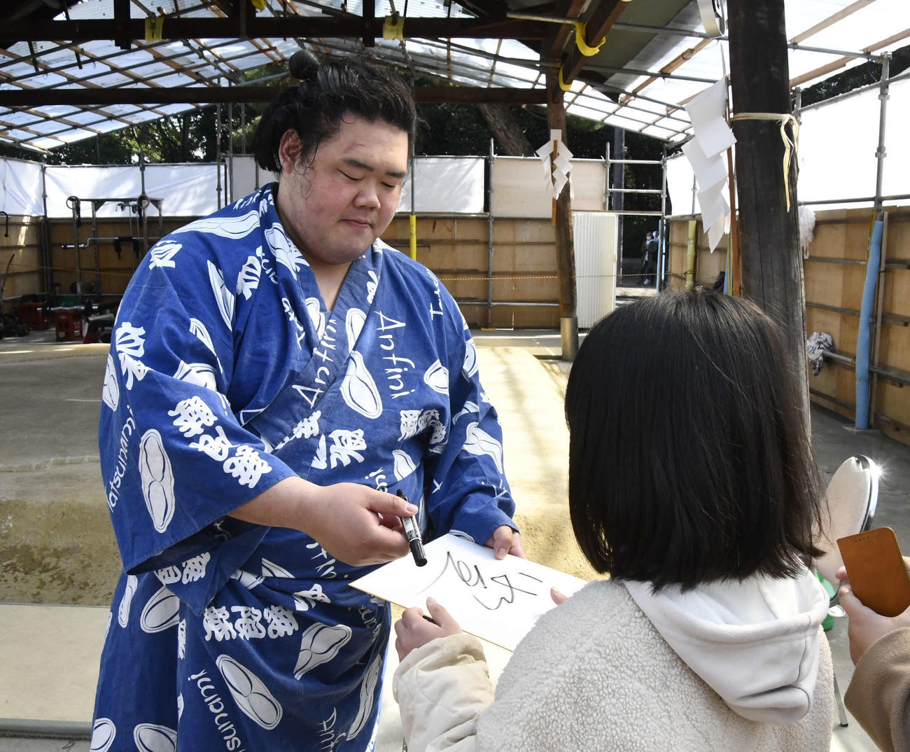 稽古後にファンにサインする明生（撮影・平山連）
