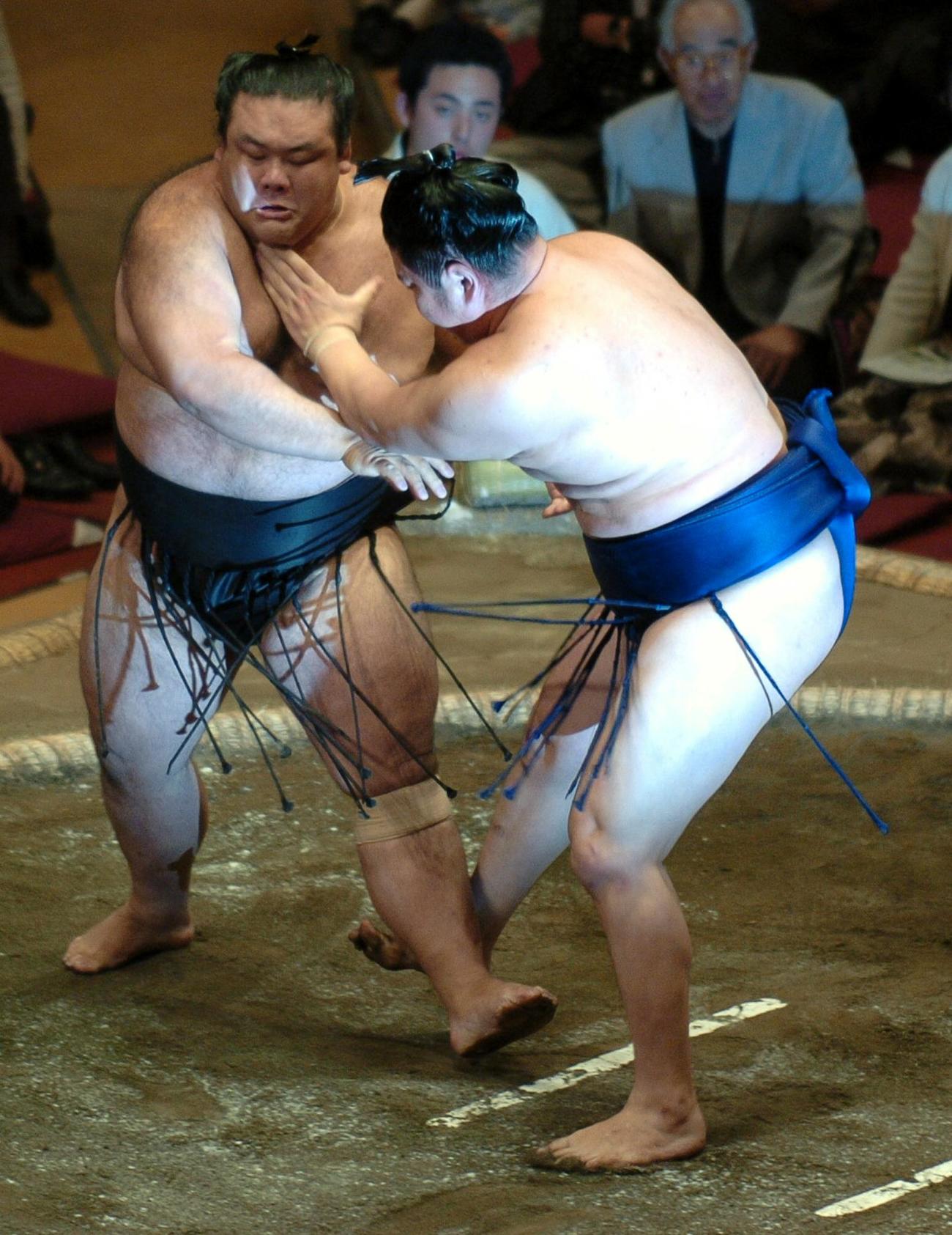 【丁斧掛け】時天空（右）は丁斧掛けで和歌乃山を破る（2004年5月21日撮影）