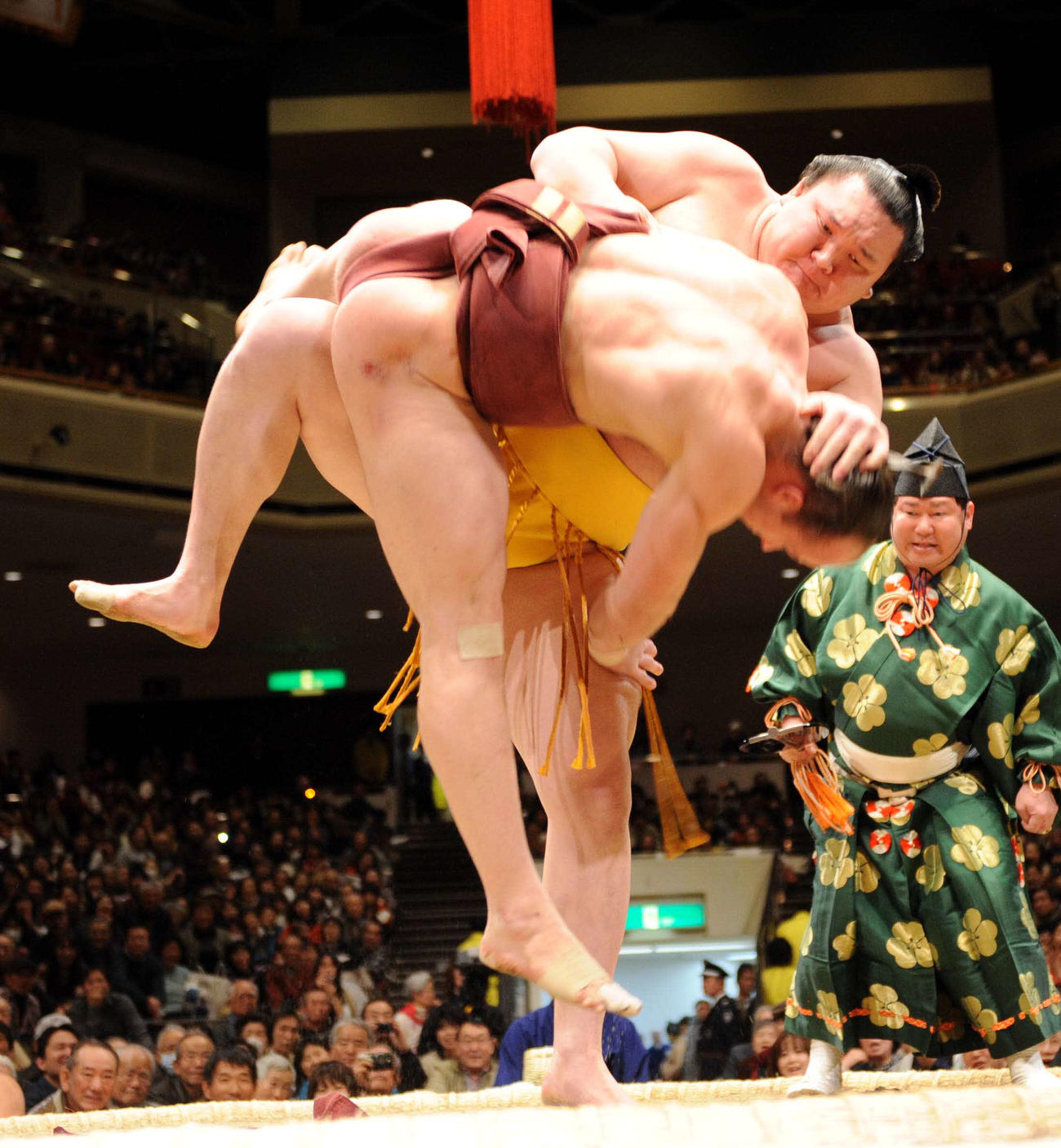 【つかみ投げ】大相撲トーナメントで、白鵬はつかみ投げで隆の山を破る（2012年2月5日撮影）