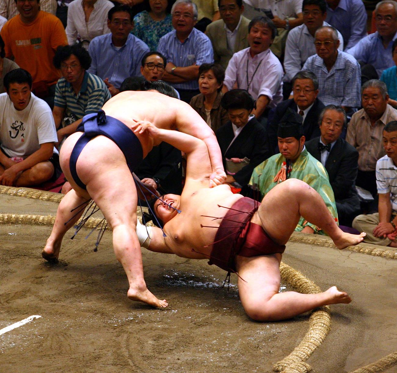 【二丁投げ】普天王（右）を二丁投げで下した春日王（2007年9月20日撮影）