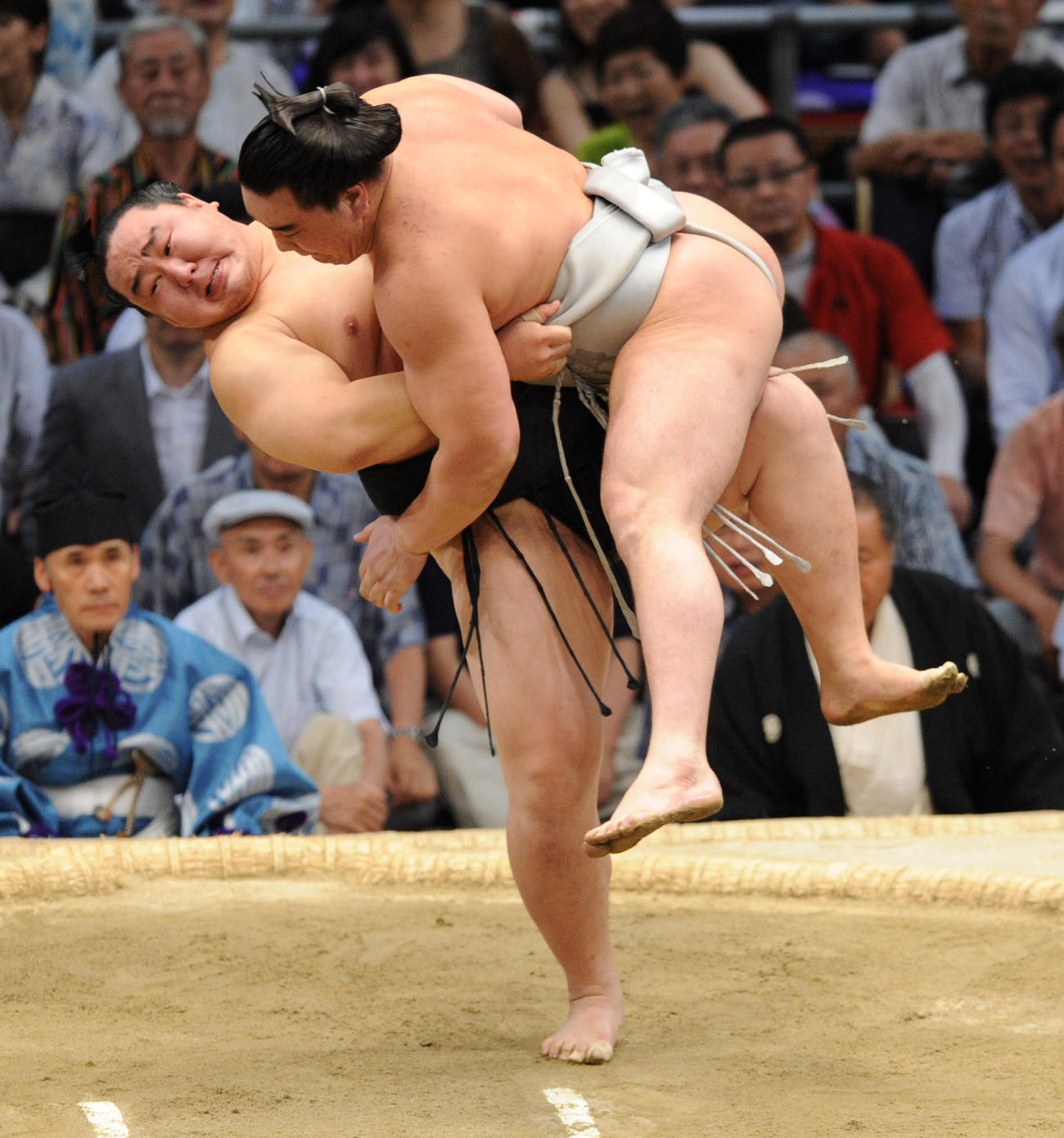 【櫓投げ】朝青龍（左）は日馬富士を34年ぶりの大技やぐら投げで下す（2009年7月24日撮影）