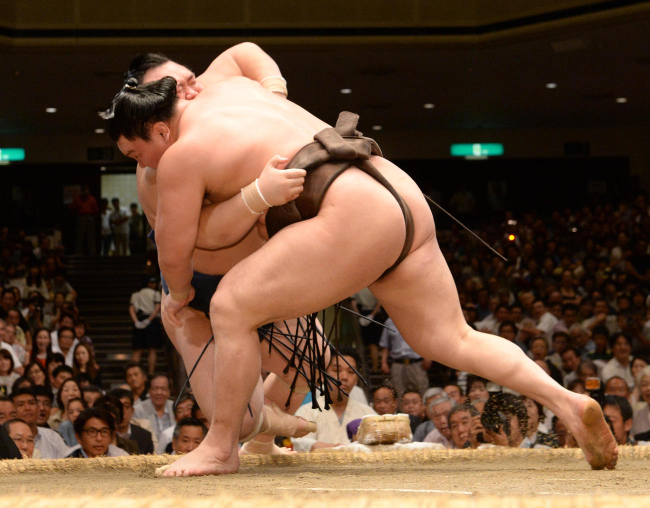 【呼び戻し】16年半ぶりの大技呼び戻しで宝富士（後方）を下す白鵬（2013年9月22日撮影）