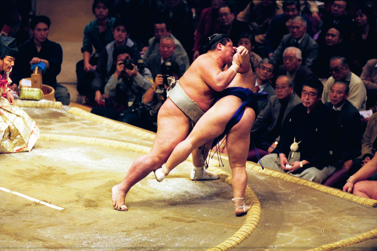 【割り出し】武双山（左）は海鵬を割り出しで倒す（2002年1月19日撮影）