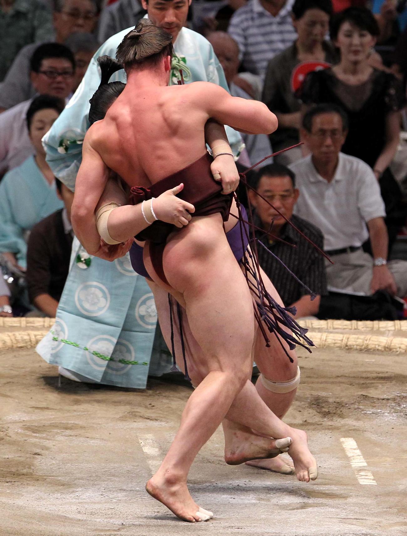 佐田の海（奥）をかわず掛けで破る隆の山（2011年7月14日撮影）