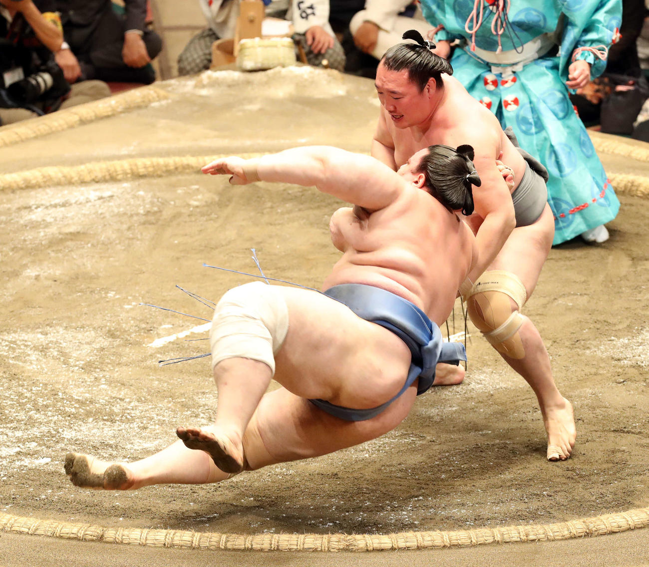 【小手捻り】碧山（手前）を小手捻りで下す荒鷲（2018年5月27日撮影）