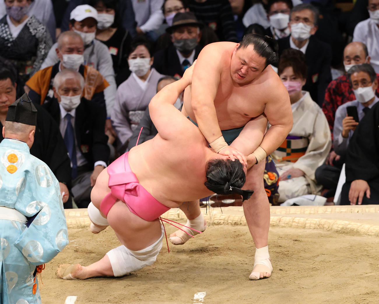 合掌ひねりで宇良を破る玉鷲（2022年11月21日撮影）