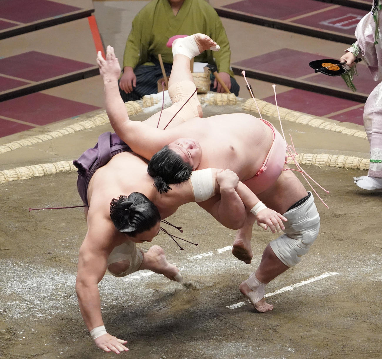 【居反り】十両の取組で、旭秀鵬（左）を居反りで破る宇良（2020年11月12日撮影）