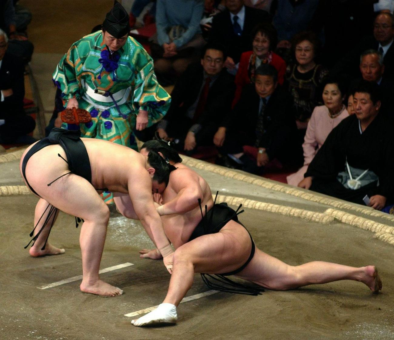 【内無双】旭天鵬（右）を内無双で下した朝青龍（2005年1月18日撮影）