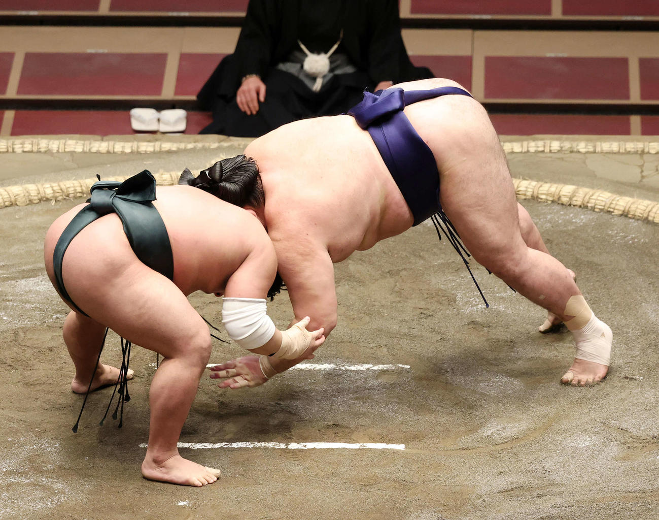 【頭捻り】十両の取組で、常幸龍（右）を頭捻り（ずぶねり）で破る翠富士（2020年11月20日撮影）