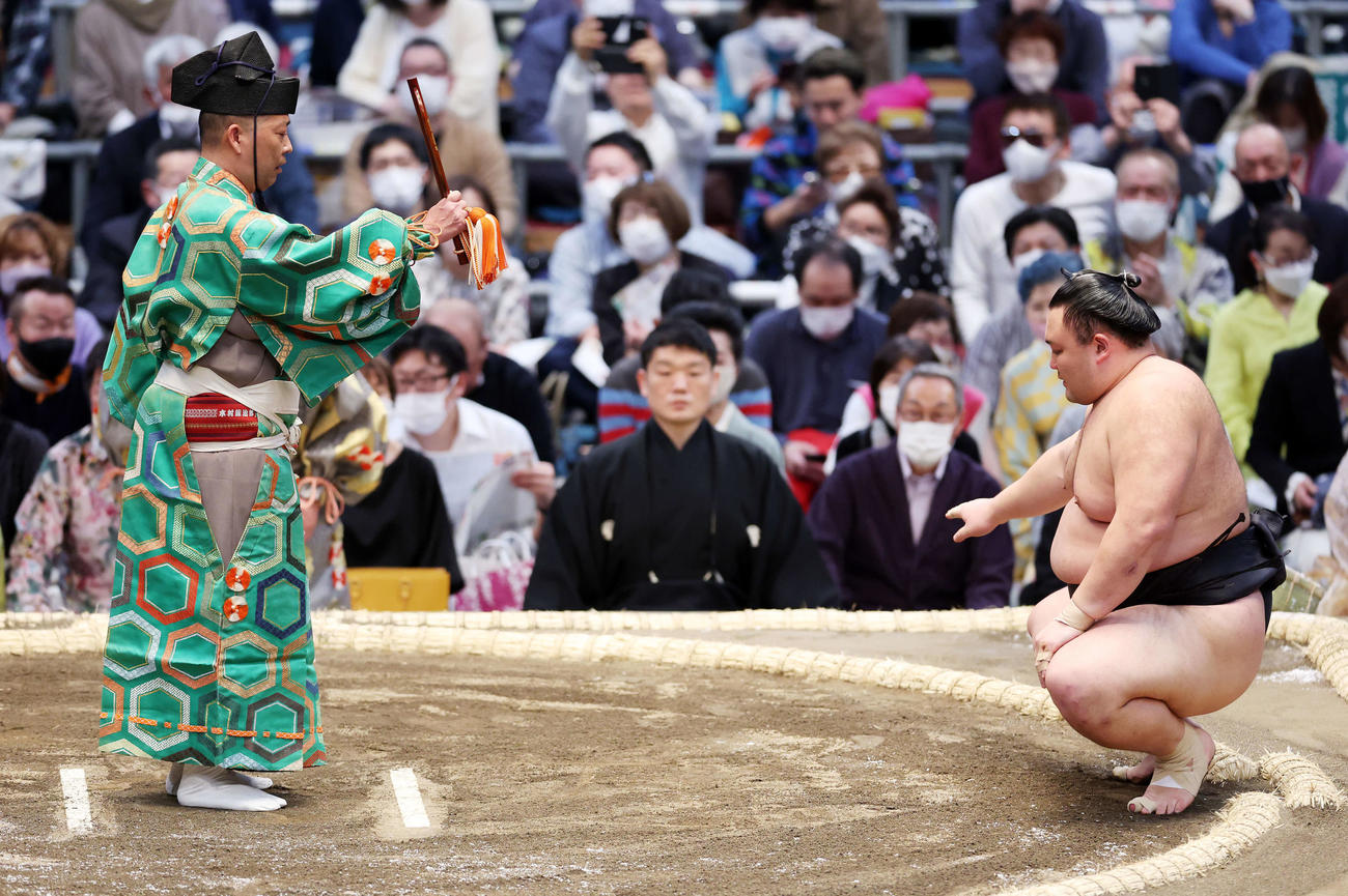 水戸龍を寄り切りで破り勝ち名乗りを受ける朝乃山（撮影・鈴木正人）