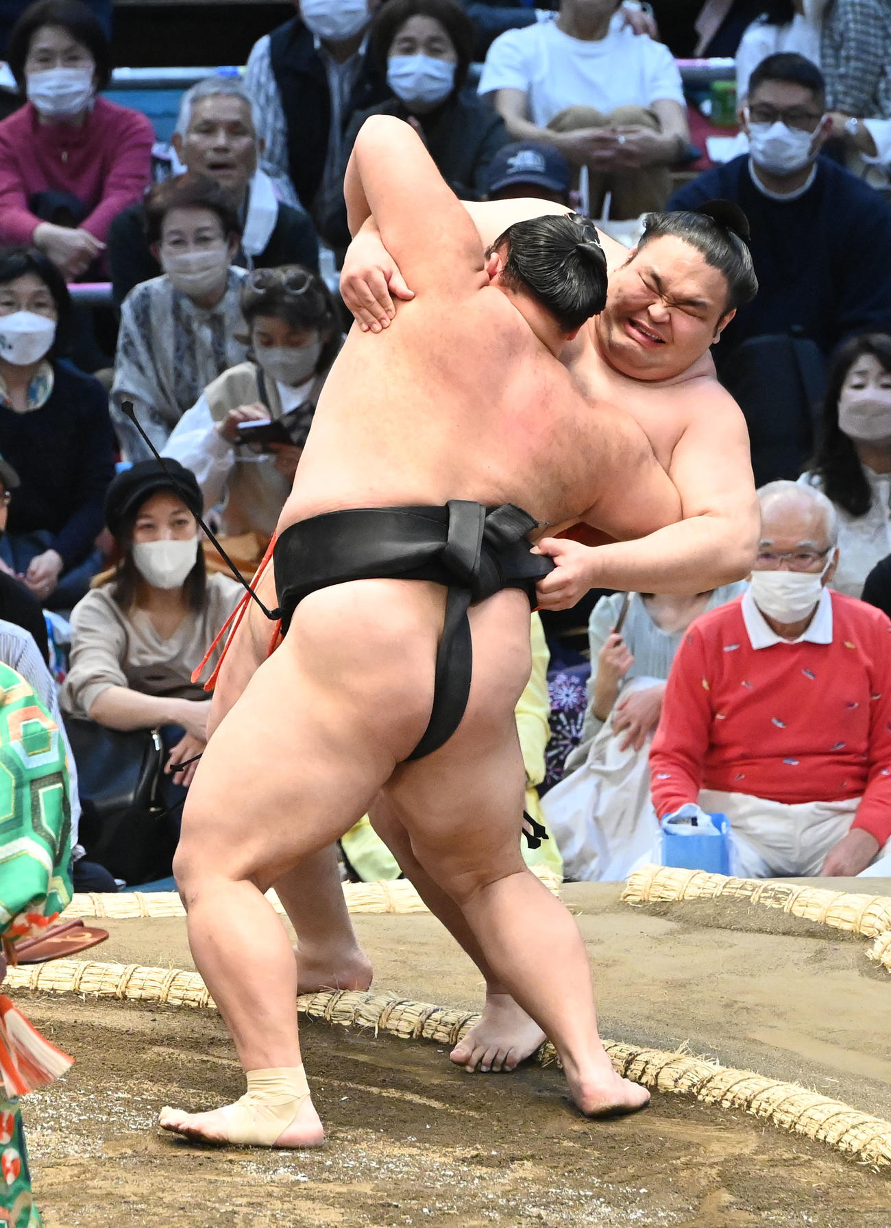水戸龍（右）を寄り切りで破る朝乃山（撮影・和賀正仁）