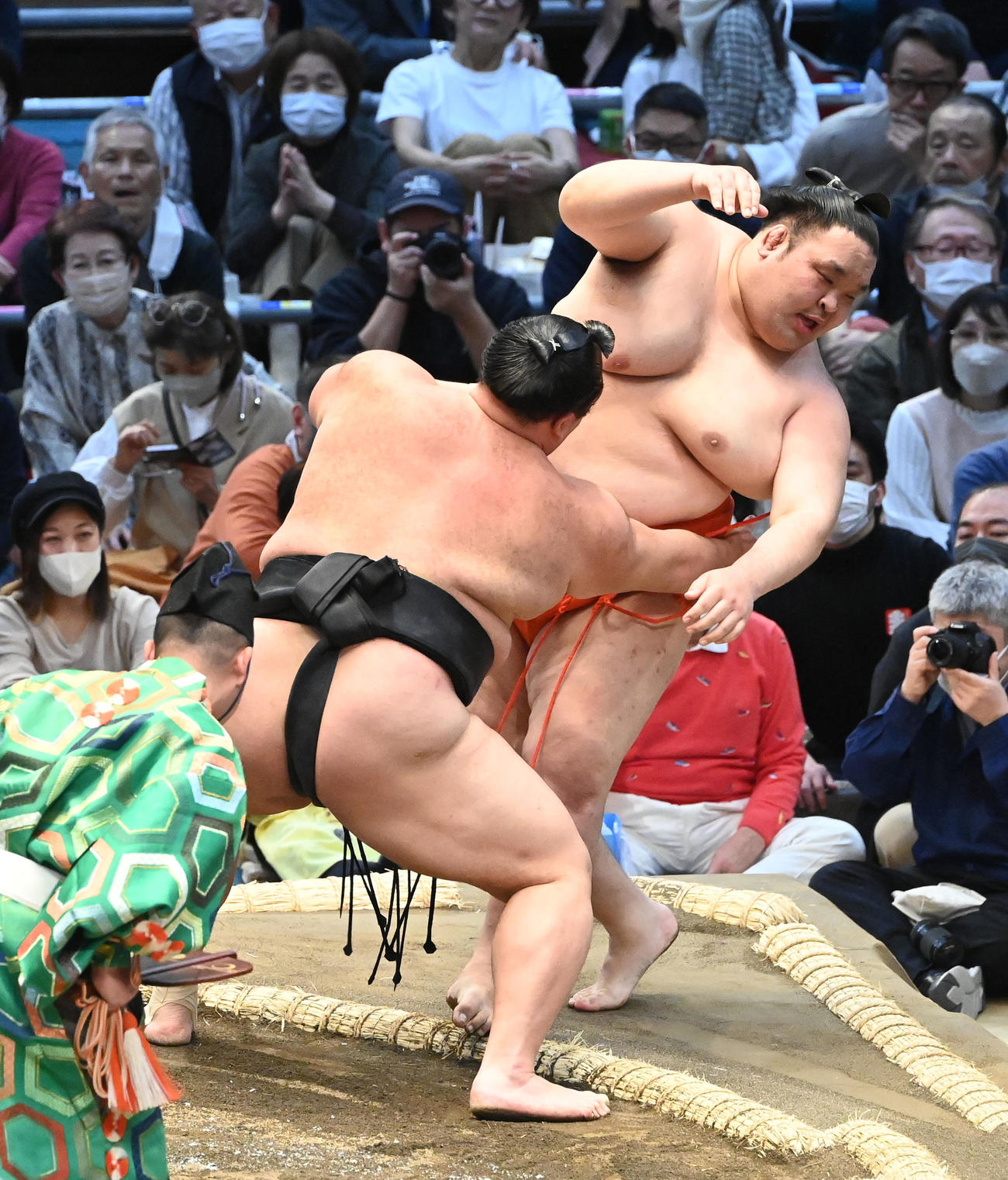 水戸龍（右）を寄り切りで破る朝乃山（撮影・和賀正仁）