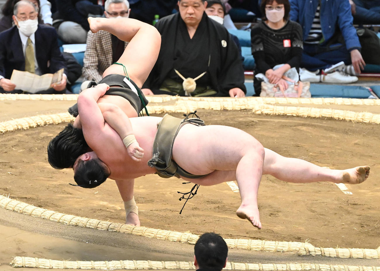 峰刃（手前）を下手投げで破る川副（撮影・和賀正仁）