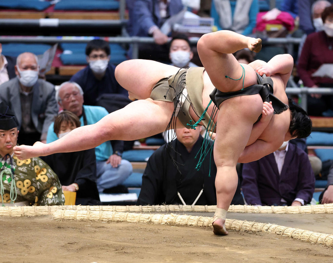 峰刃（左）を下手投げで破る川副（撮影・鈴木正人）