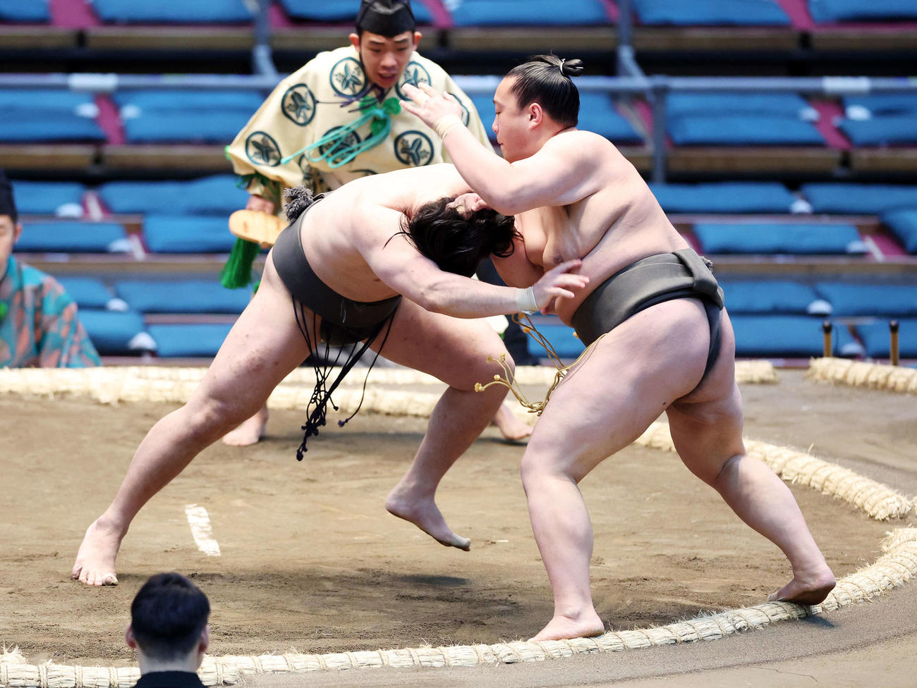 雅（右）を押し出しで破る須山（撮影・鈴木正人）