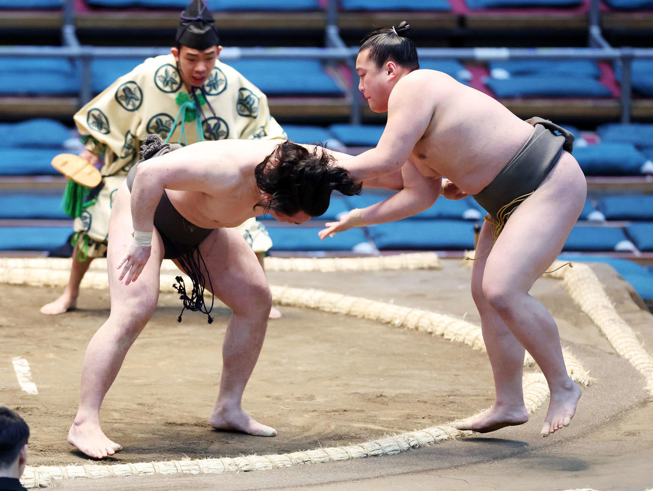 雅（右）を押し出しで破る須山（撮影・鈴木正人）
