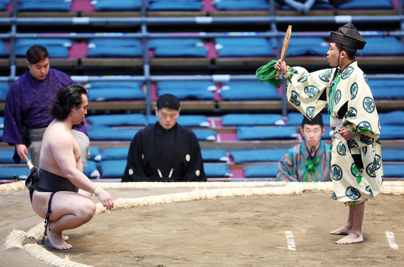 雅を押し出しで破り勝ち名乗りを受ける須山（撮影・鈴木正人）