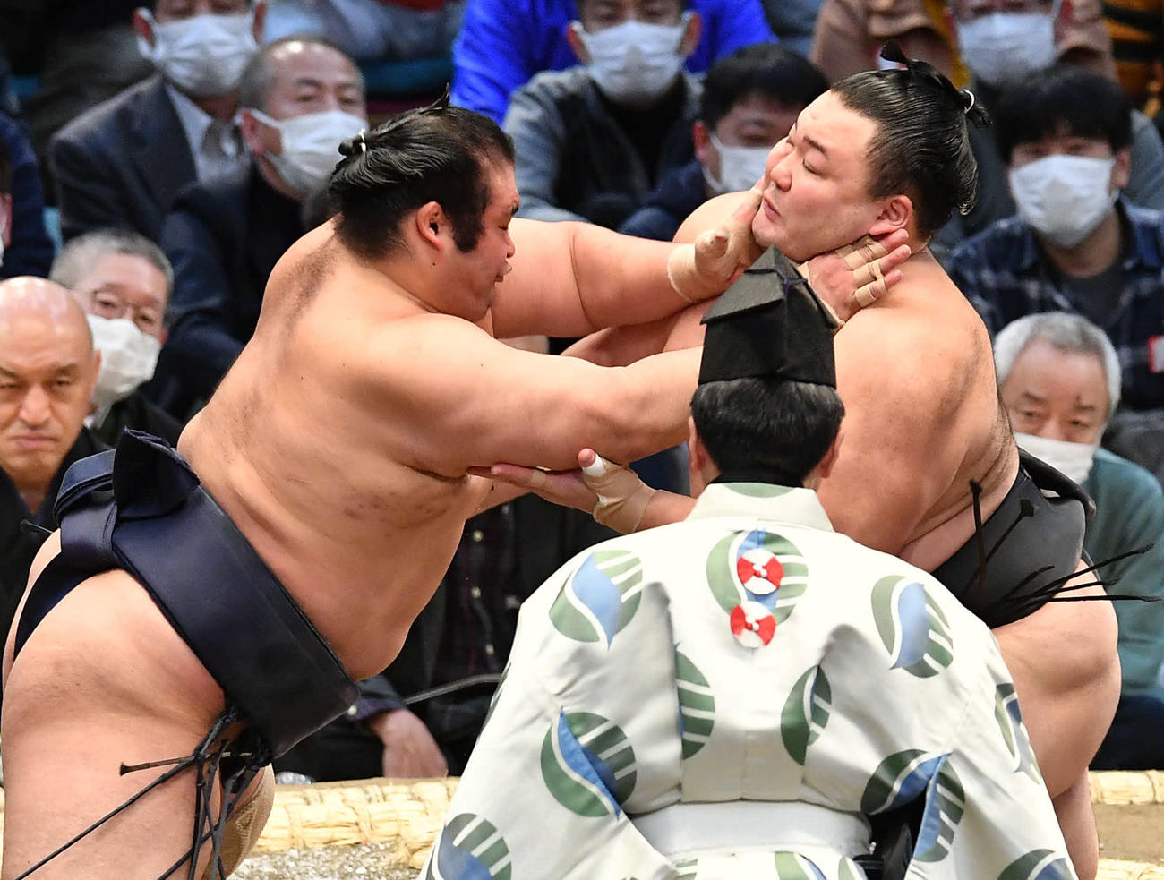 立ち合いで千代の国（左）から攻められる朝乃山（撮影・岩下翔太）