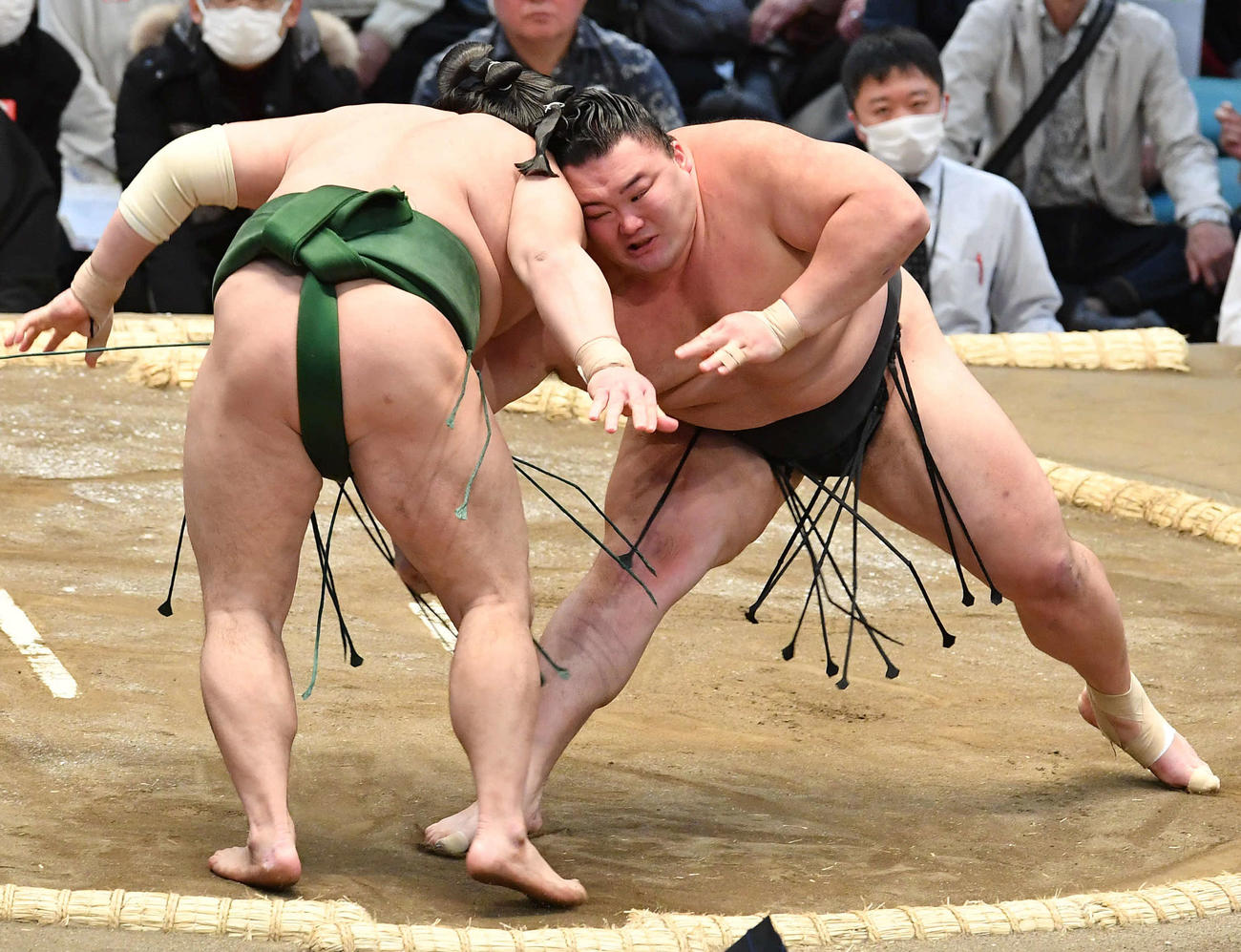 東白龍（左）を攻める朝乃山（撮影・岩下翔太）