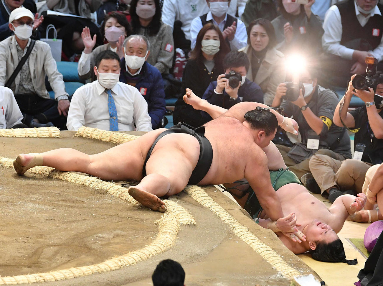 送り倒しで東白龍（右）を破る朝乃山（撮影・岩下翔太）