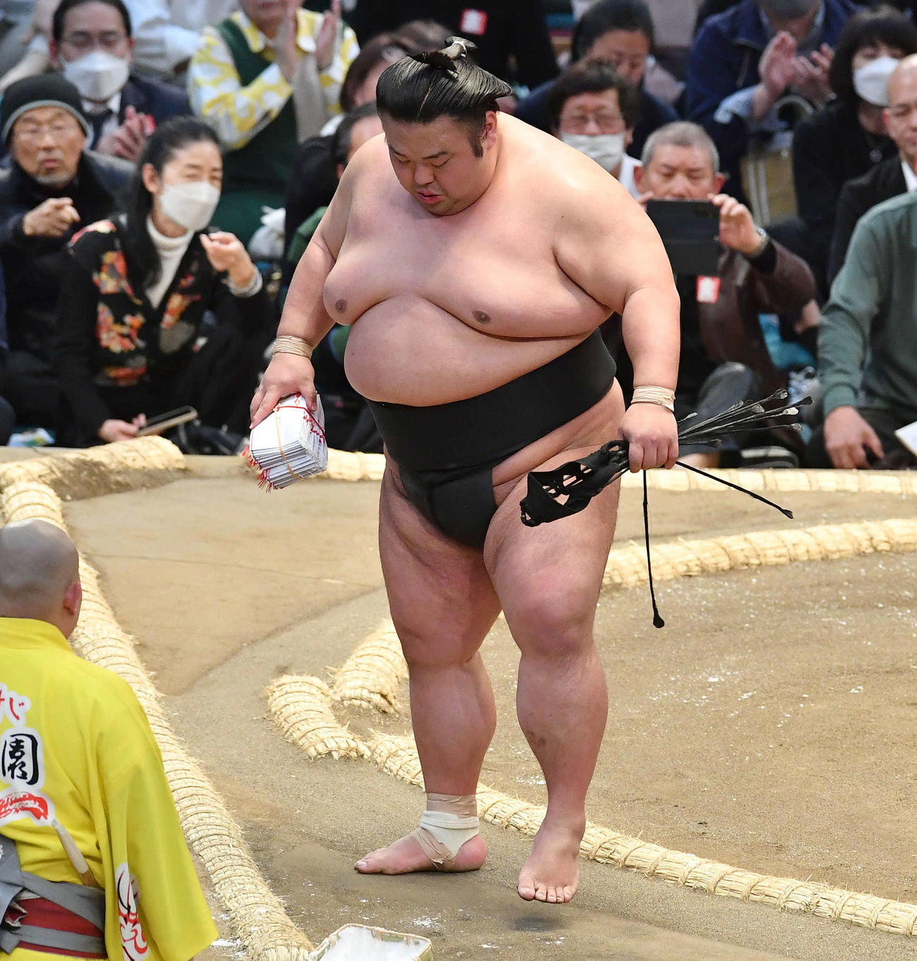 正代との取組後、左脚を気にする様子で土俵を降りる貴景勝（撮影・岩下翔太）