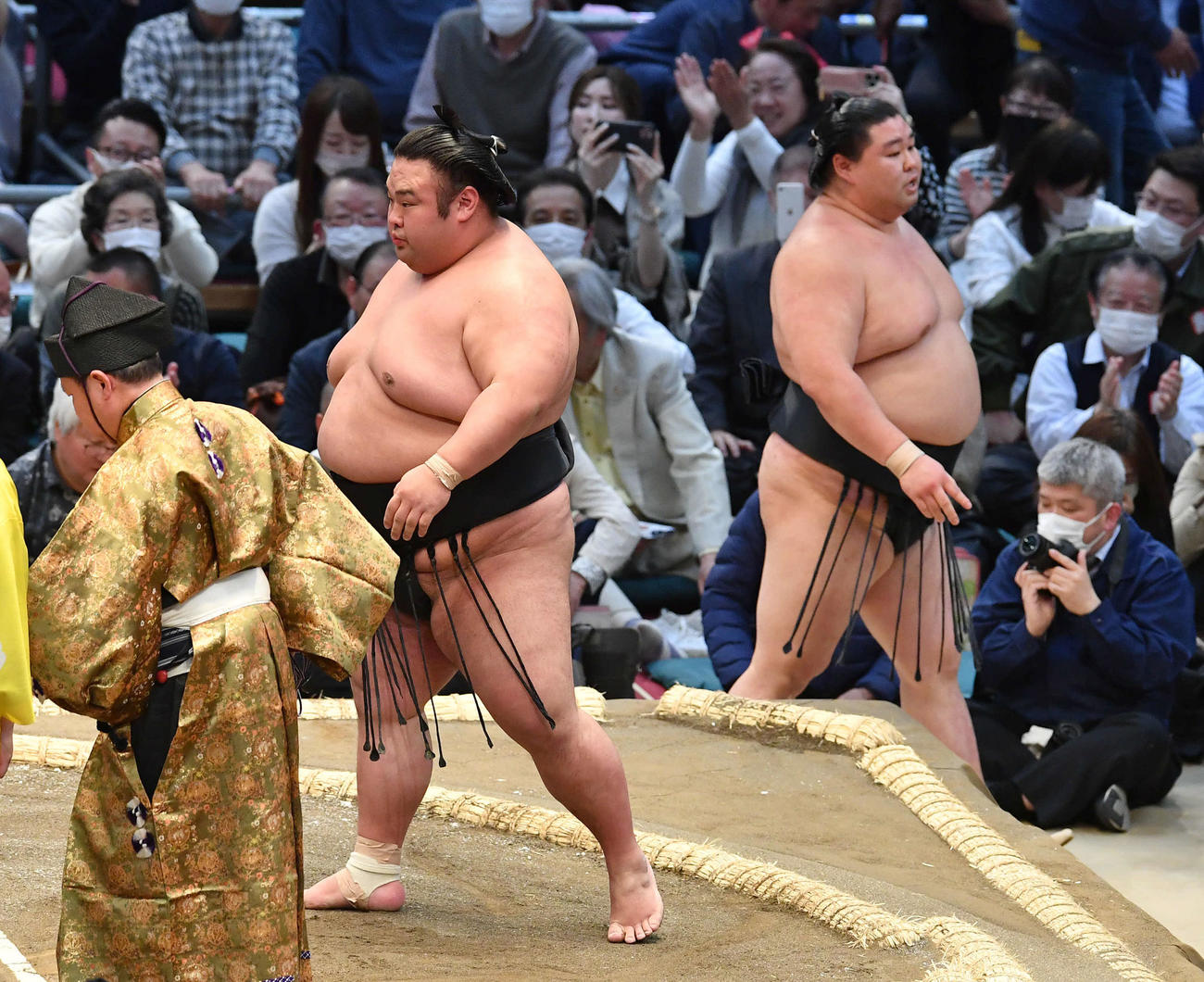 押し出しで正代（右）を破った貴景勝（撮影・岩下翔太）