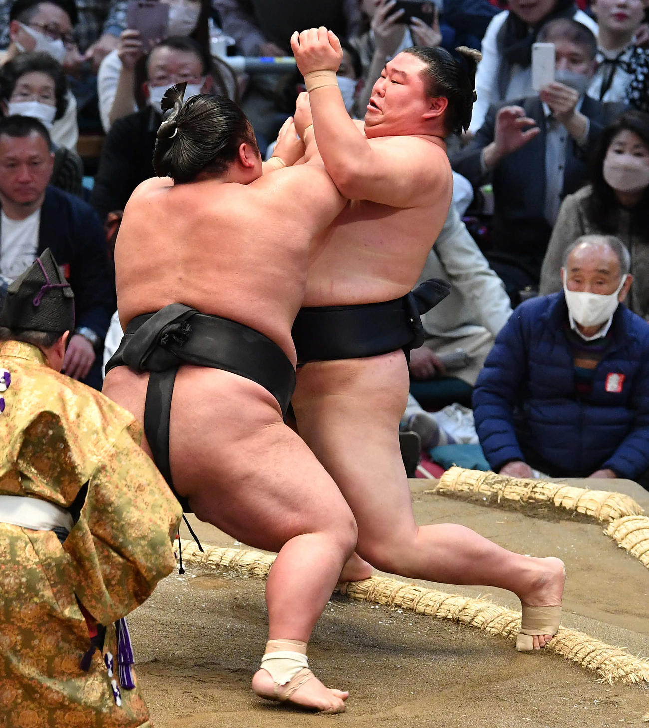 正代（右）を攻める貴景勝（撮影・岩下翔太）