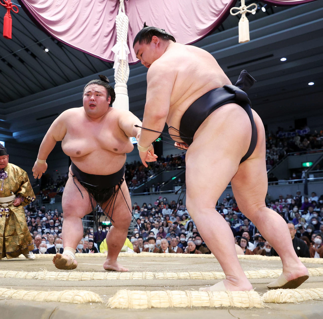 正代（右）を押し出しで破る貴景勝（撮影・鈴木正人）