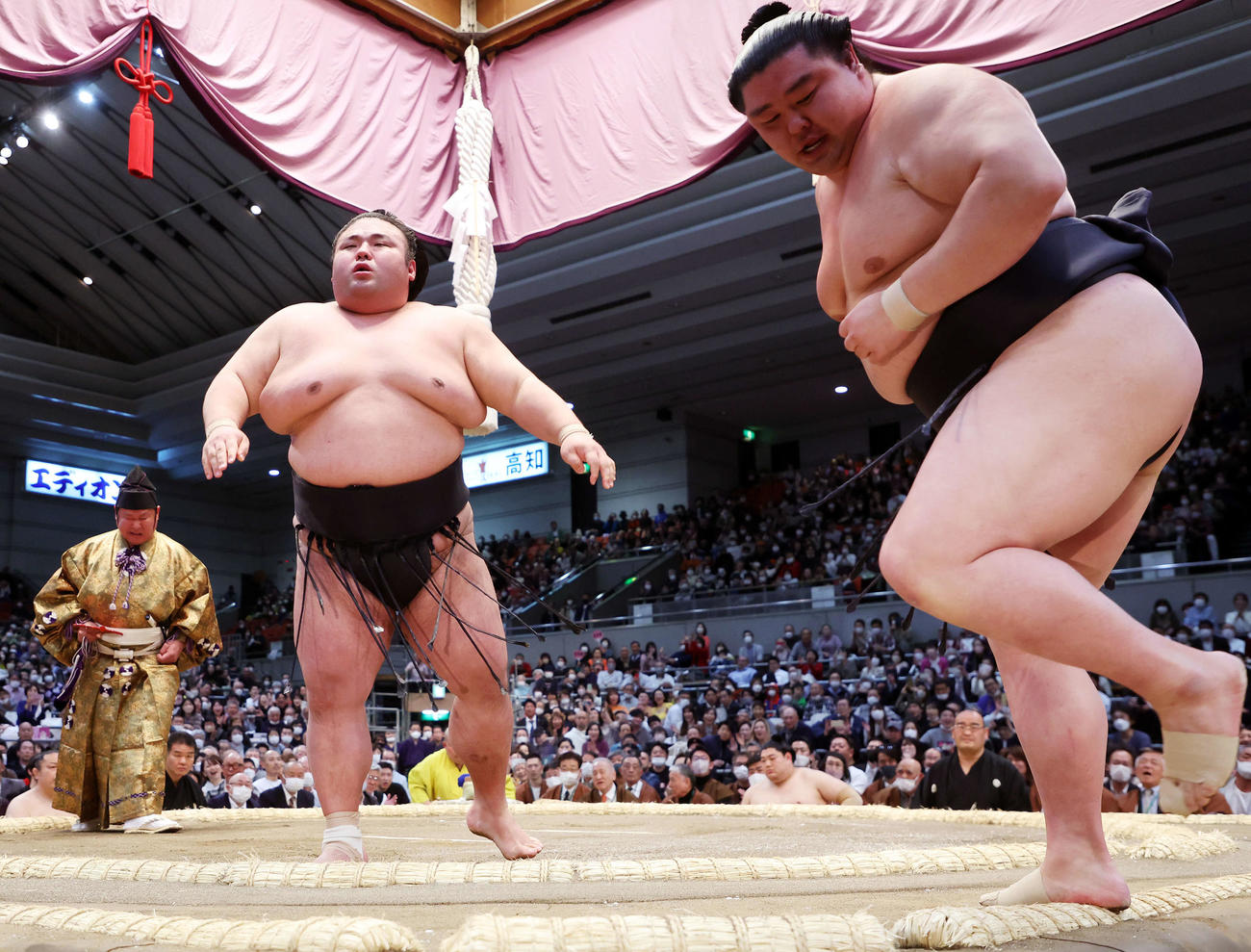 正代（右）を押し出しで破った貴景勝（撮影・鈴木正人）